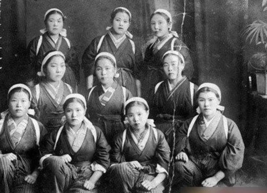 日军|二战时期，最残忍的不止日本士兵，那些日本女人不比他们“差”