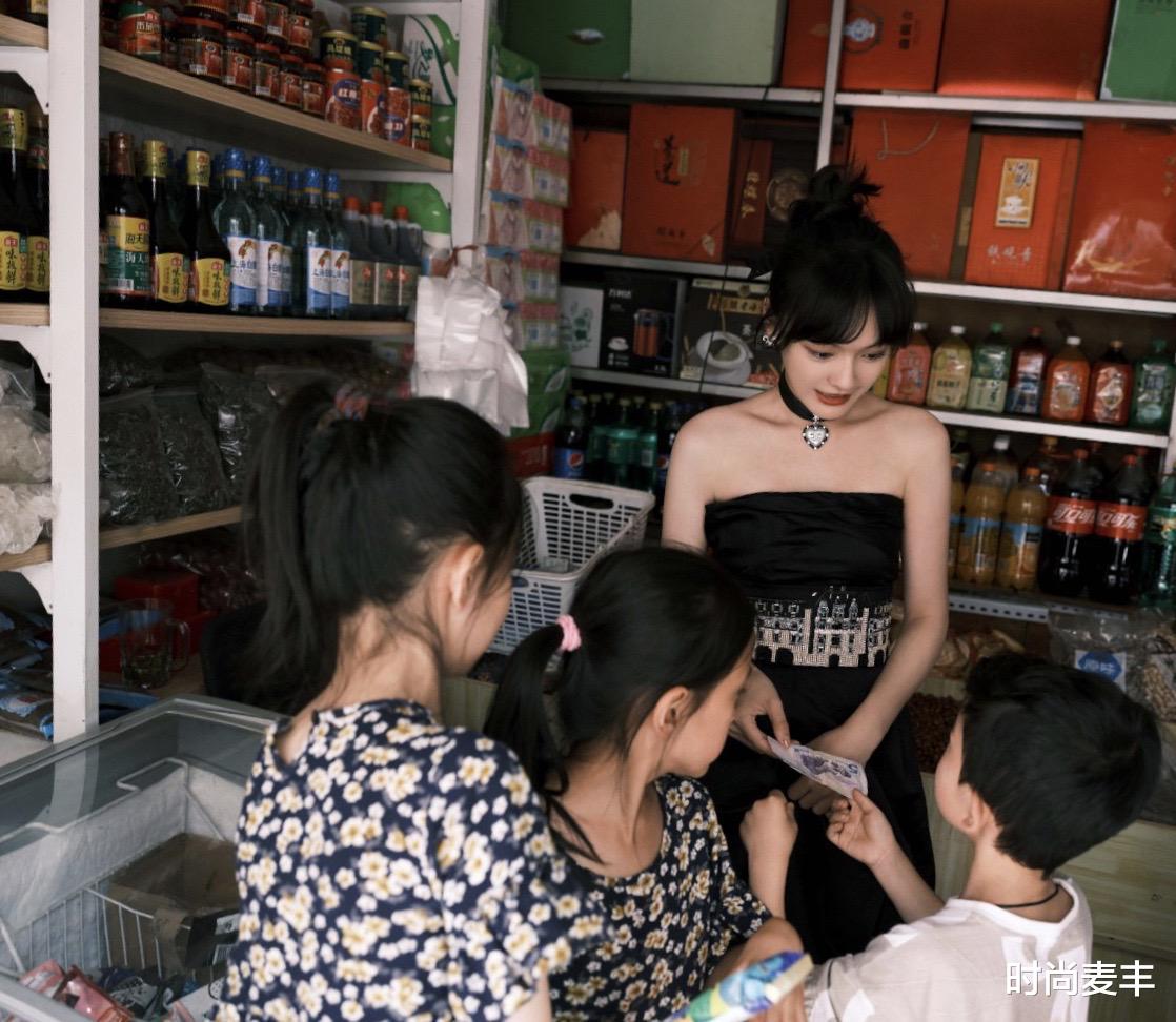 时尚麦丰|文琪穿礼服串街走巷拍写真,黑色抹胸裙气质高雅,也像一道风景线