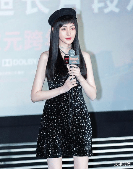 刘海|有刘海的张天爱更美了，星空裙配报童帽，暗黑系甜美路线真耐看