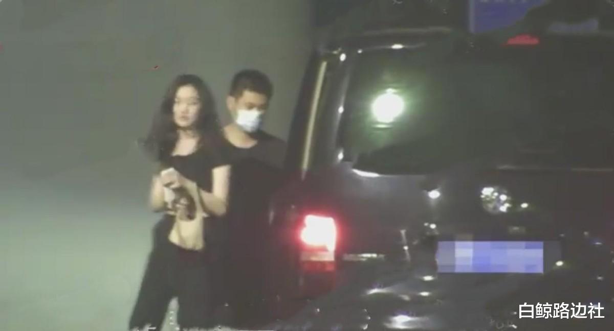 王菲|王菲15岁女儿近况曝光！穿露脐装秀大长腿，准继母主动帮她拎衣服