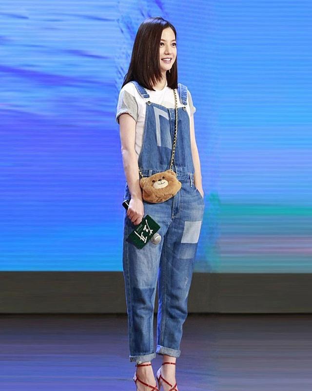 杨雪|许晴“扮嫩”穿搭有一套，背带裤配齐肩短发，52岁还像学生妹