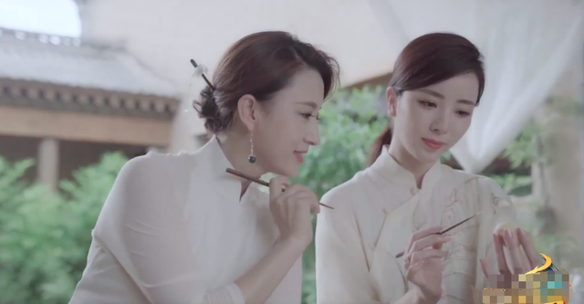 李思思|央视主持人齐聚！张蕾李思思同框比美，相差8岁长相却宛如亲姐妹