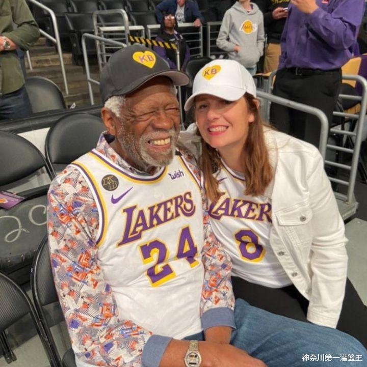 德安吉洛·拉塞爾|可愛的老頭，拉塞爾拍賣戴了兩年的科比帽子，狀態(tài)有些不對勁