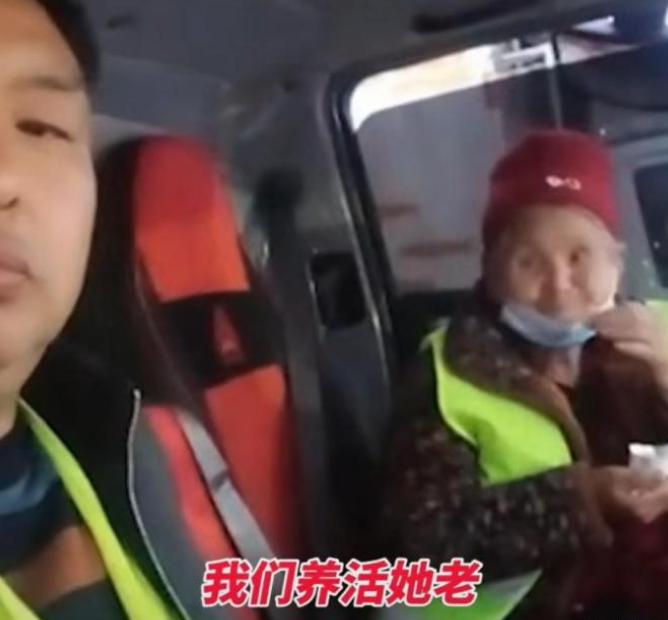 亚洲播报一姐 感动！一男子带着母亲跑运输，只为能多陪她