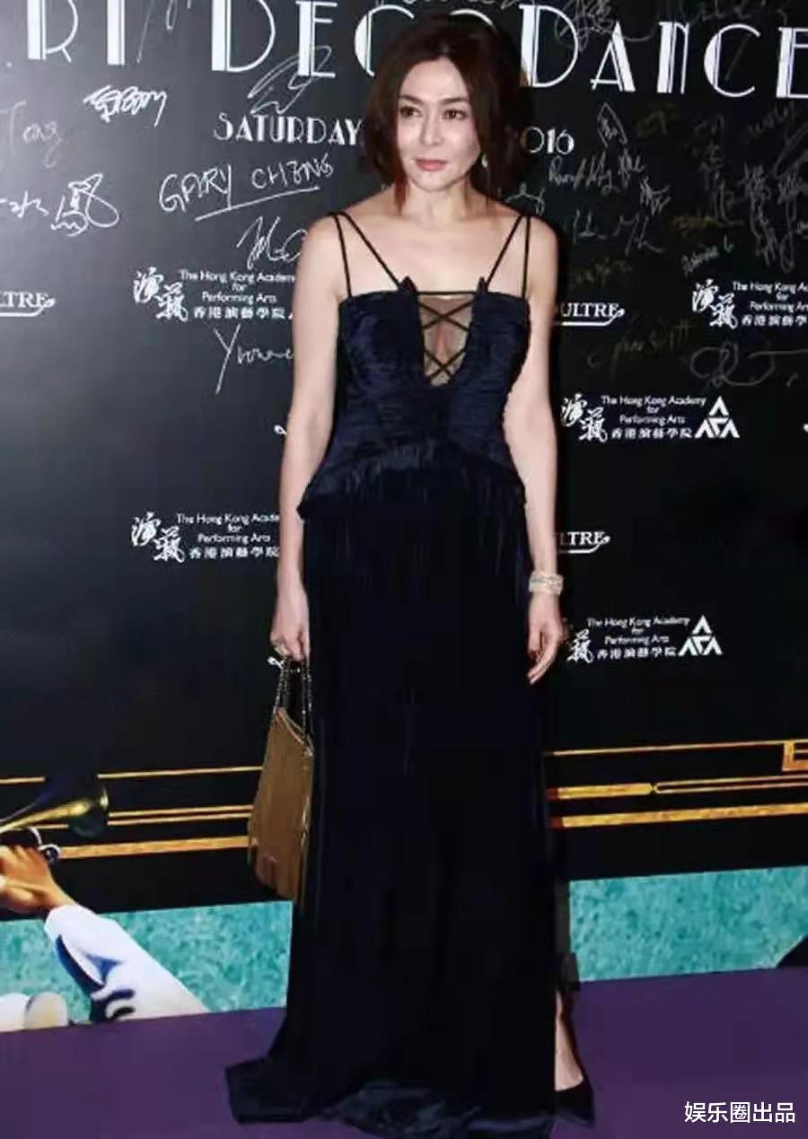 关之琳|关之琳穿吊带装旧照曝光，被指气质太妩媚，网友：以为是温碧霞