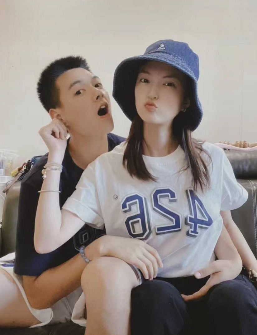 王妍之|扫黑风暴女星为男友蹲路边庆生！模样接地气，男方是消防员见面难