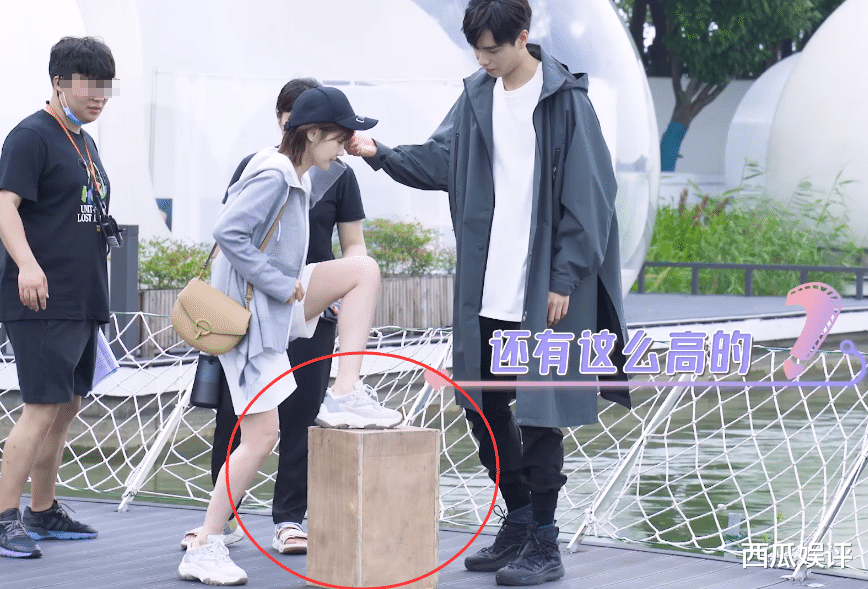 李一桐|胡一天188李一桐165，两人拍戏身高差却不明显？原因让人笑出鹅叫