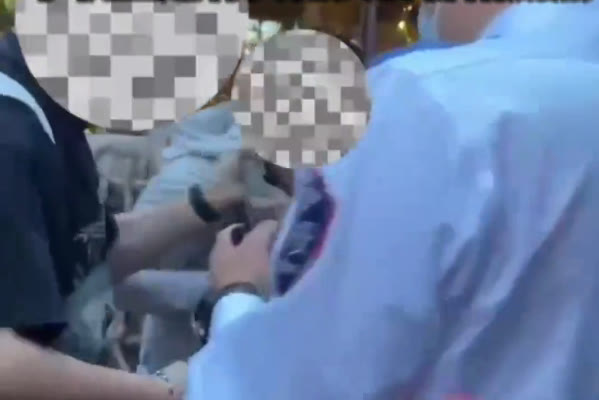 iphone12 女游客在影城内游玩，遭员工偷拍裙底，警方：手机里一排裙底照