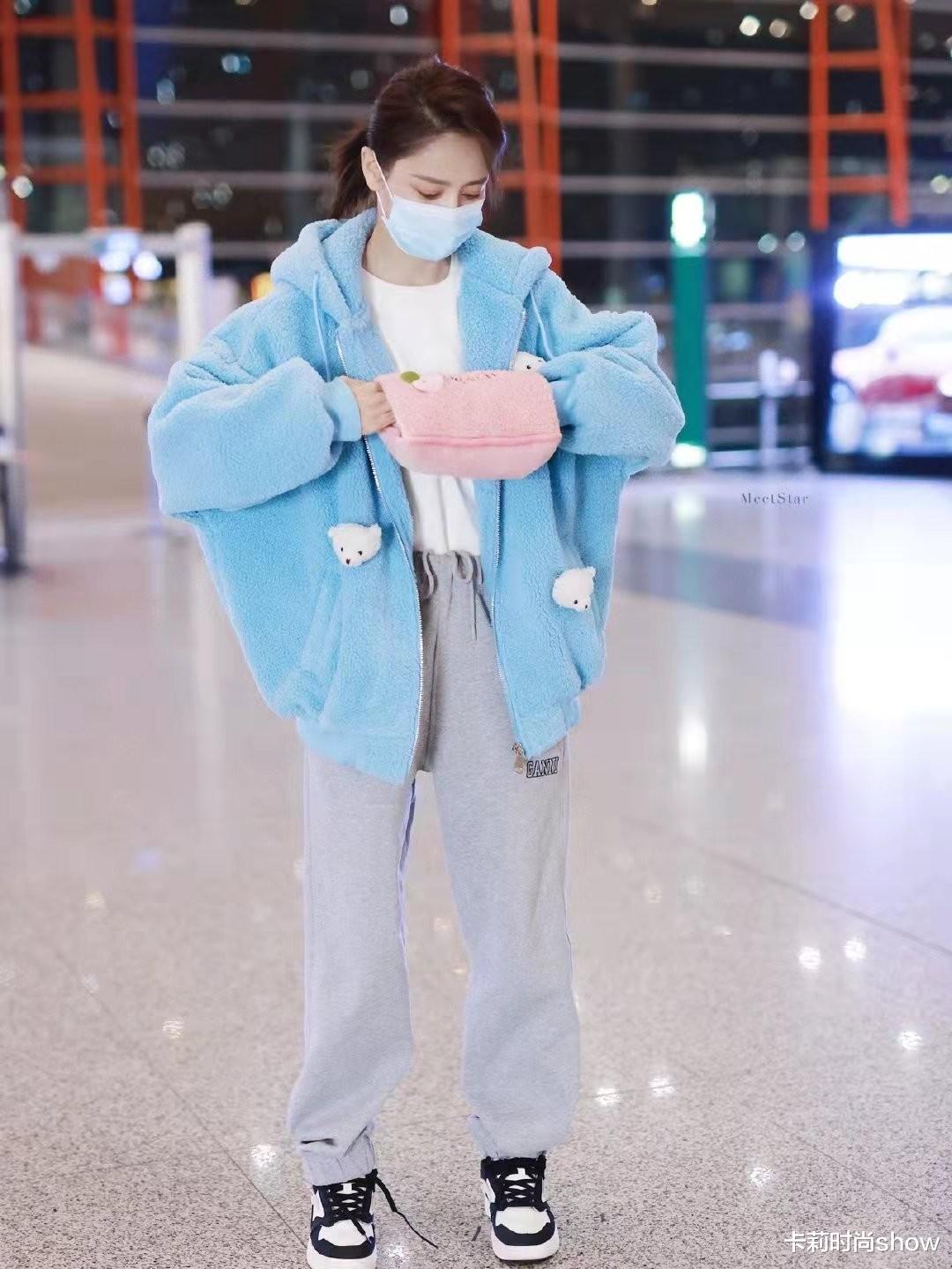 佟丽娅|佟丽娅这身造型好粉嫩，天蓝色小熊外套配粉色暖手宝，少女心满满