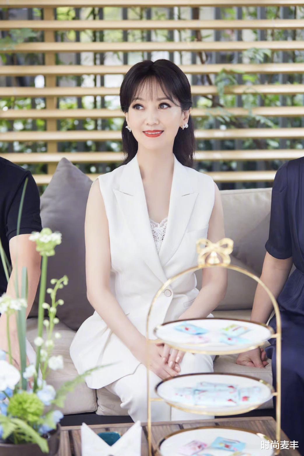 时尚麦丰|赵雅芝真是所有女人羡慕的对象，无袖西服套装，气质拿捏的刚好