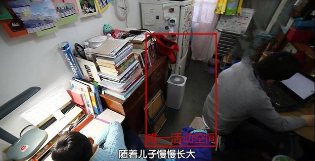 厨房|一女二男挤10㎡“棺材房”，吃喝拉撒零距离接触，女人换衣难避嫌