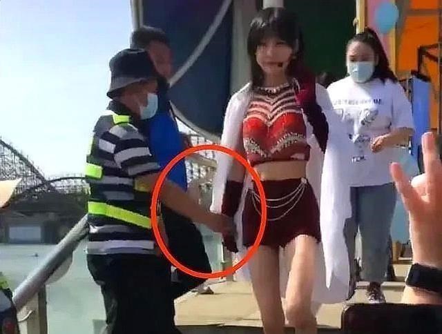 阿斌旳糖果屋 上海一安保強行與女明星握手被停職惹爭議，網(wǎng)友：握一下怎么了