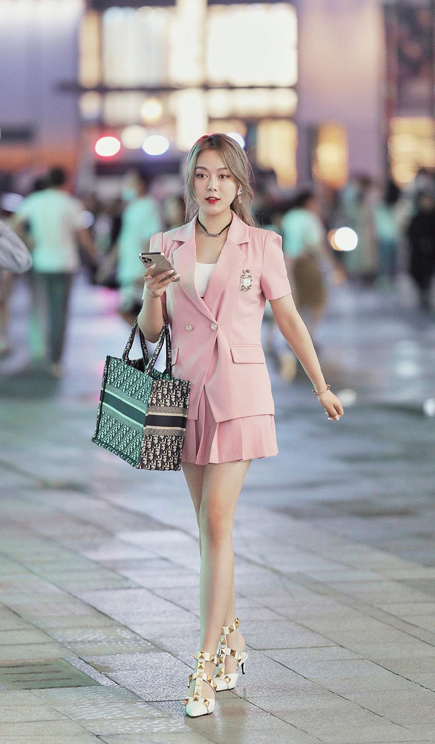 职业装|职业装别穿黑白灰了，试试粉色+白色，气质甜美又高级