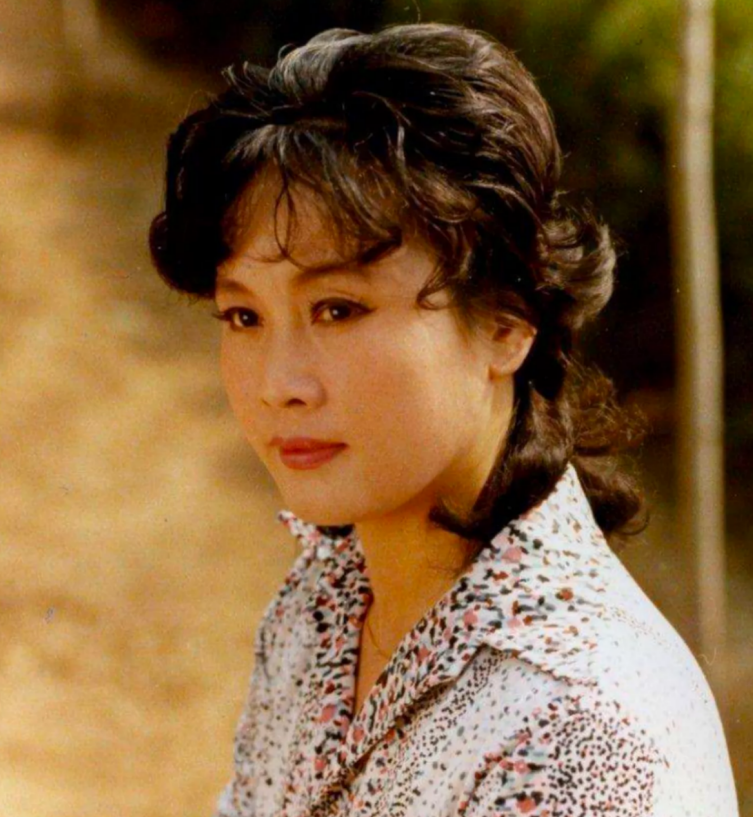 李谷一|李谷一，一婚嫁恩师，二婚嫁粉丝爱她40年，女儿怨恨她20年