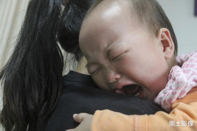 黑土影像 一个月内母亲去世女儿也生命垂危，男子在医院楼梯间崩溃痛哭