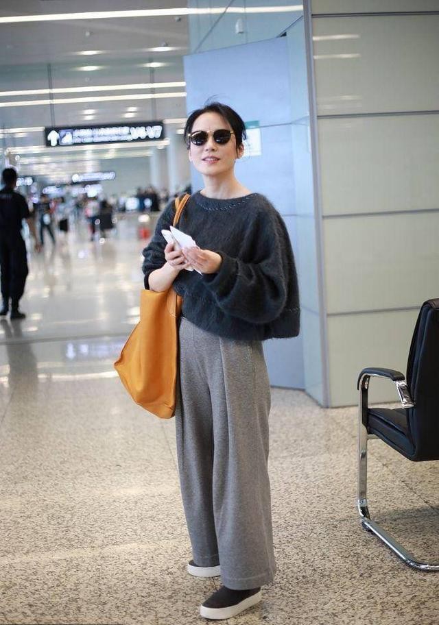 美人哒 50岁俞飞鸿也太会穿了吧，灰色毛衣配阔腿裤，看似质朴却备显高级