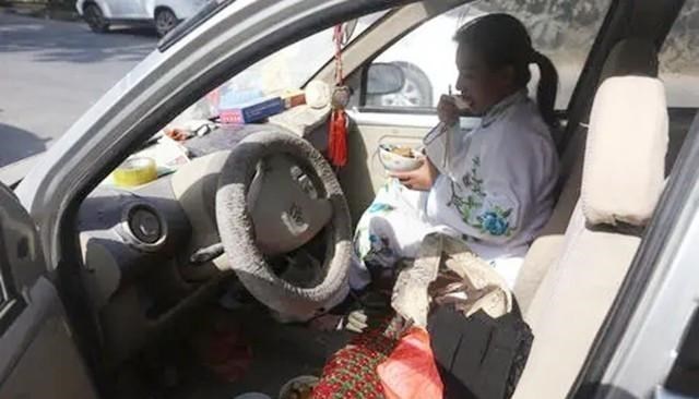 河南|河南哭丧女头牌：画血泪妆围绕棺材哭着磕500个头，职业无贵贱！