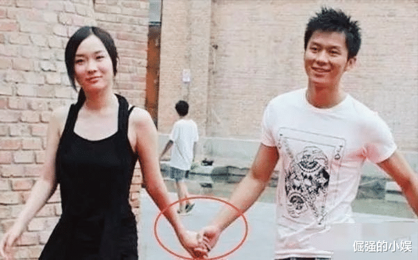 林心如|当年那个见谁都叫爸爸的嗯哼，如今长大成人了，一双大长腿十分显眼