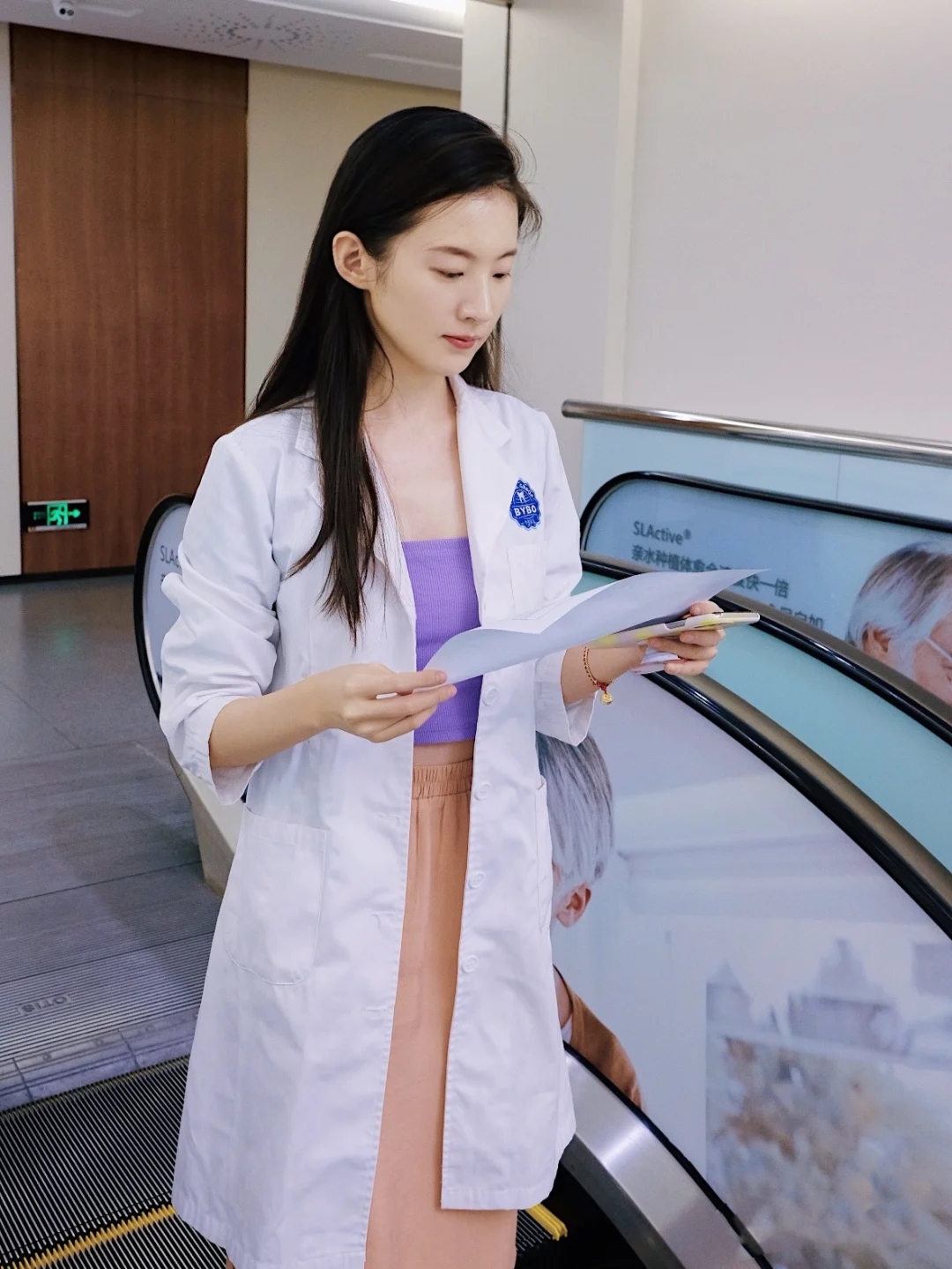 27君|紫色和白色的搭配特别显眼，哪怕是工作服也可以很漂亮！