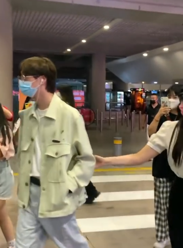 张译|伊能静和儿子现身机场被冷落，恩利出道6天收获大批粉丝追捧