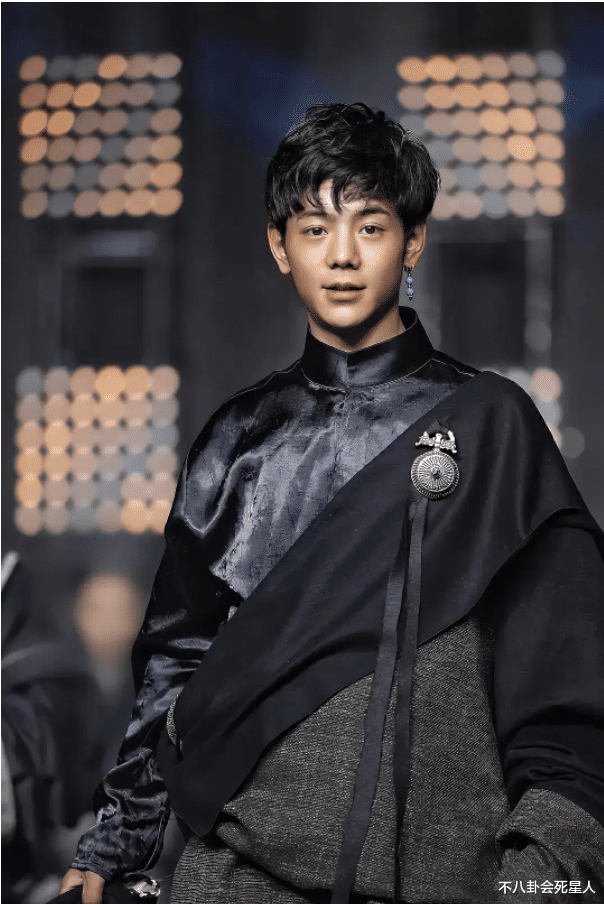 |丁真终被名利影响，明显发福、眼神也不再清澈，学爱豆营业显油腻