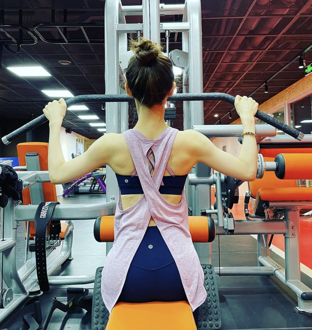 章泽天|章泽天晒刘强东视角健身照，清秀素颜超能打，手戴两条金手链显贵气