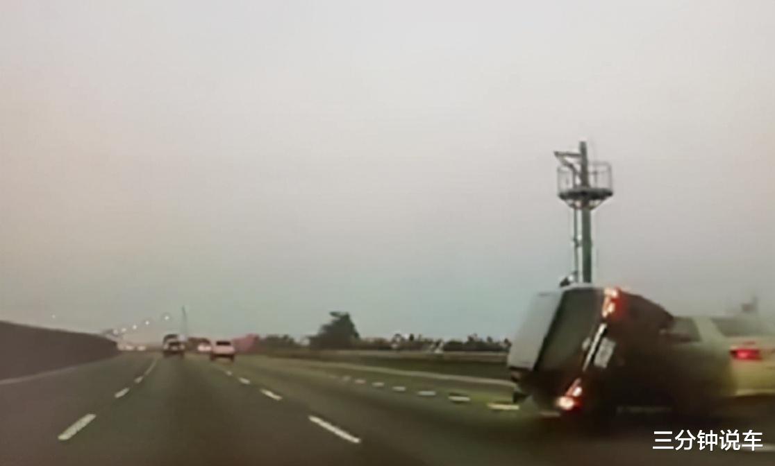 交易 高速一辆车侧翻,一路火花带闪电,网友:魂都吓没了