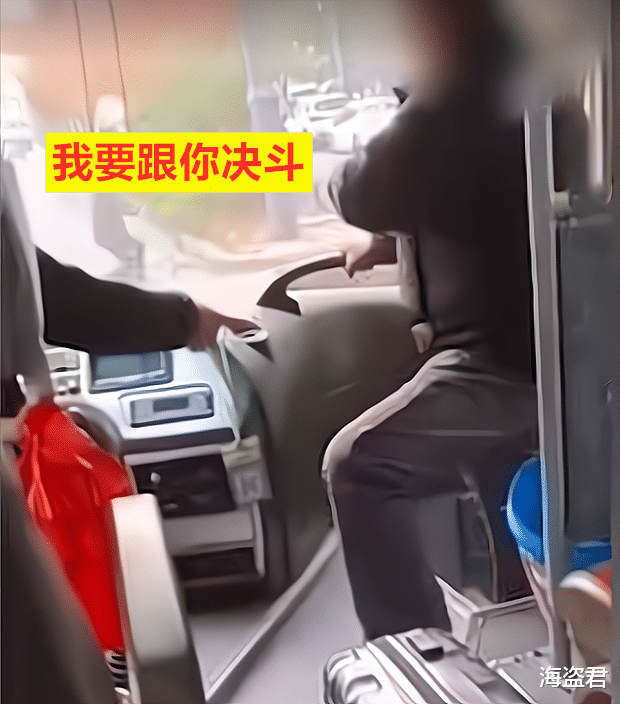 老人要公交司机下车决斗,谁知司机不讲武德,激他下车后直接开走