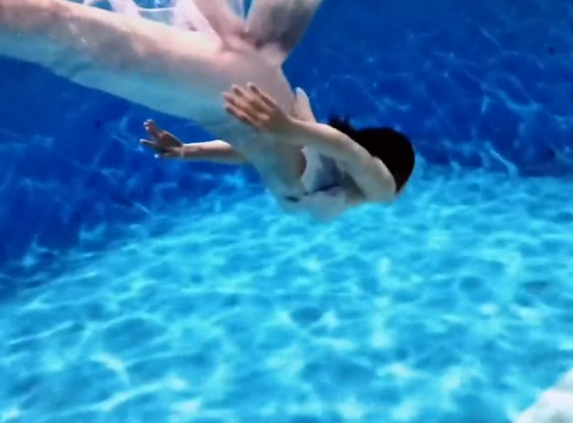 胡歌|42岁董璇水中游泳太惊艳！皮肤白皙身体曲线优美，扮人鱼动作熟练