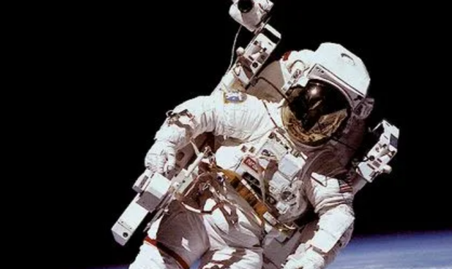 灭霸|若在太空中死去，人的尸体会怎样？冻结、腐烂还是爆炸？