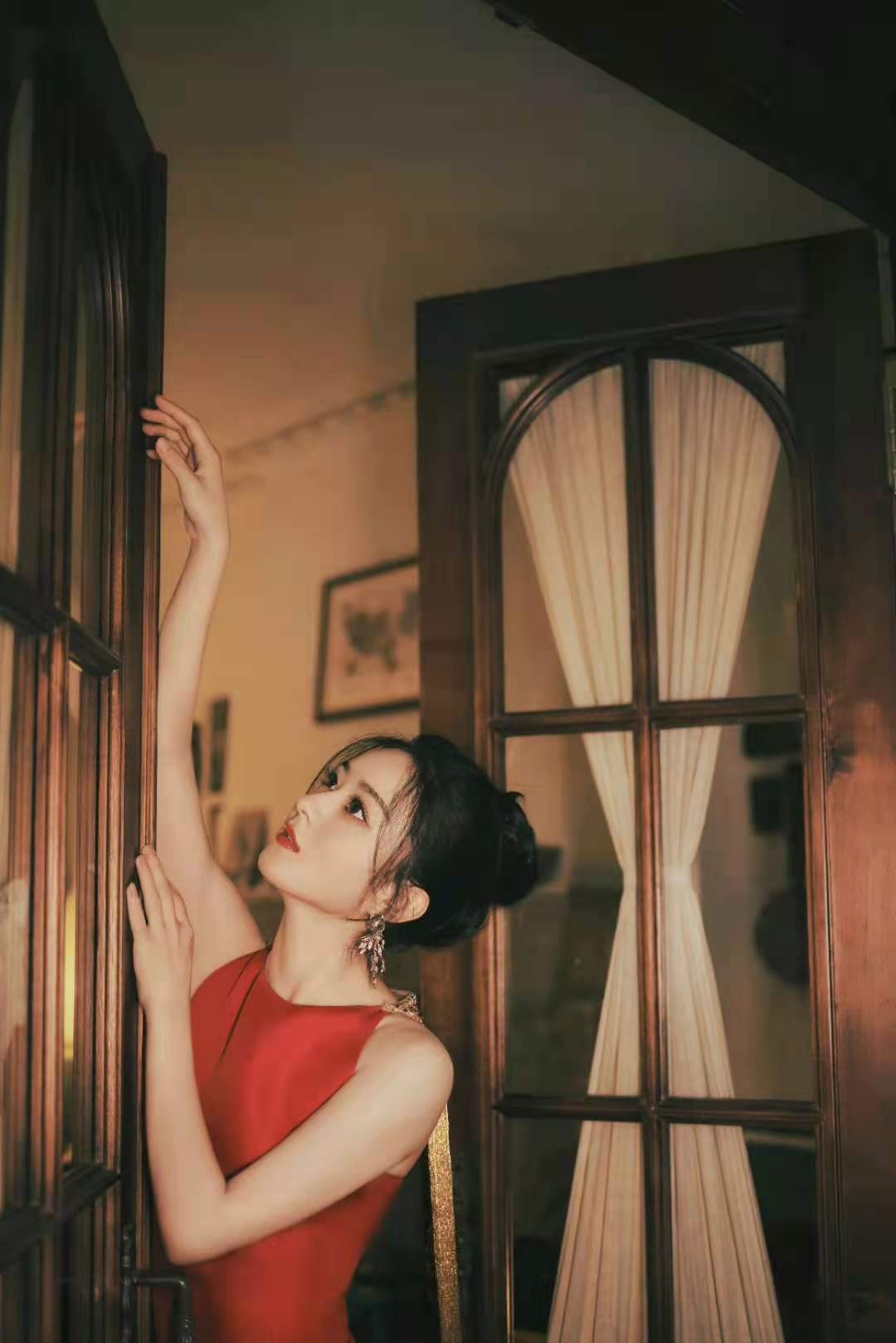 时尚风行派 赵丽颖换范冰冰造型师后太开挂！穿高定红裙变顶级名媛，美貌犯规