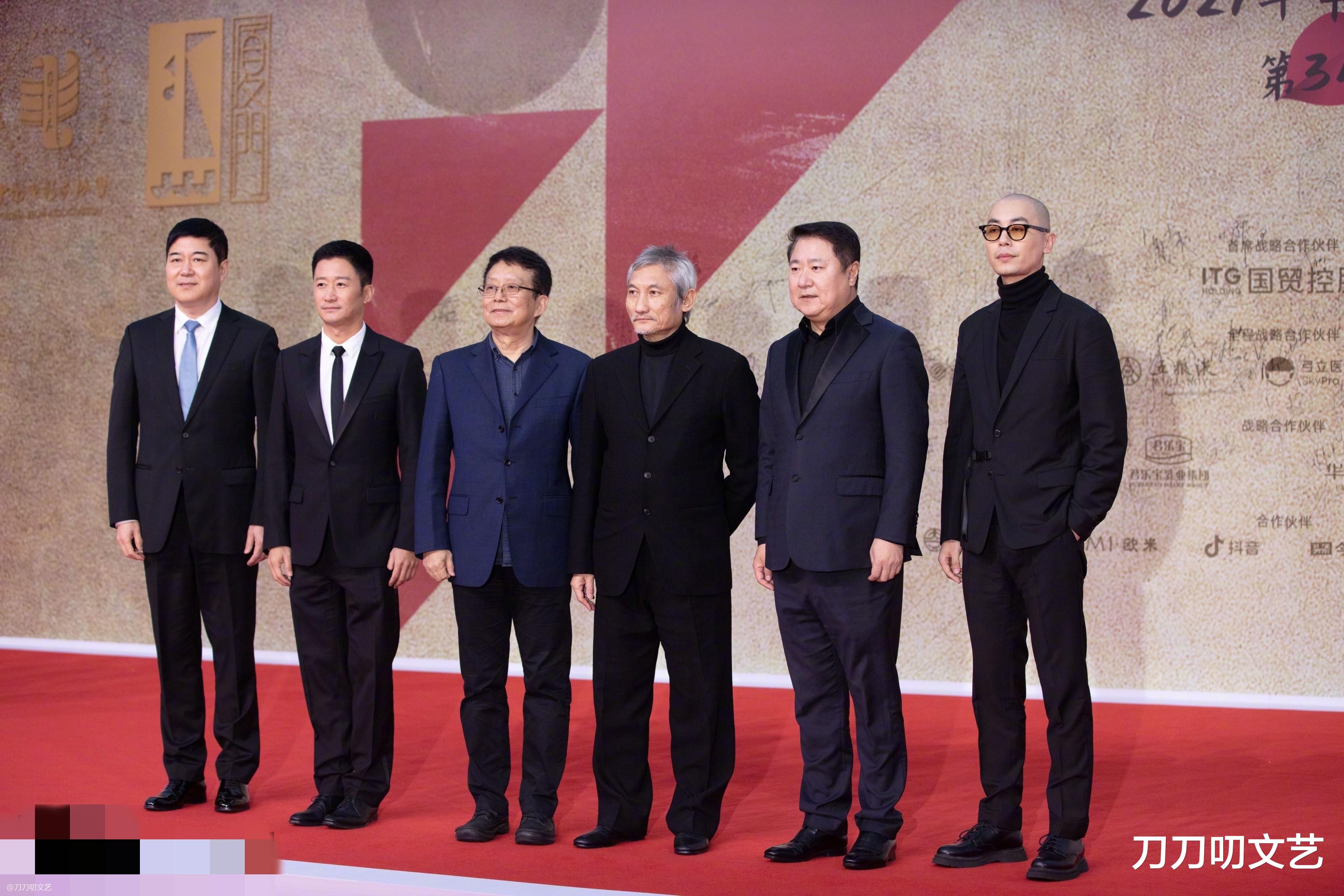 贾玲|金鸡红毯：倪妮抹胸裙艳压，张子枫脱胎换骨，贾玲一“抱”太暖心