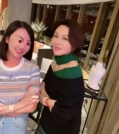 关之琳|58岁关之琳与闺蜜聚会，露肩毛衣大秀性感锁骨，网友：撞脸蔡明