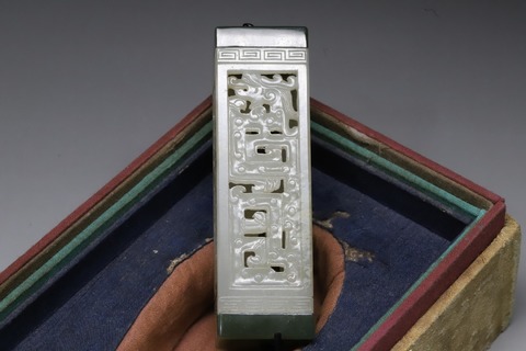 保利|?舊?藏: 和田玉籽料“四方透雕螭龙灵芝”香囊