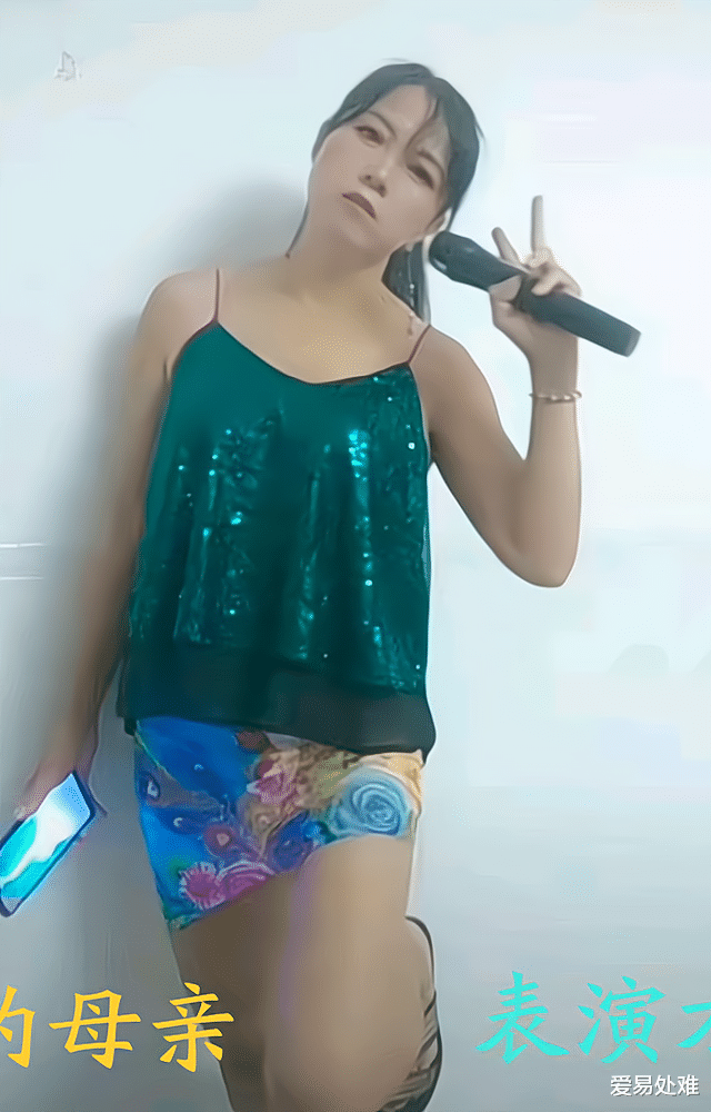 爱易处难 为老不尊！江西：母亲穿着性感在网上卖弄风情，儿子将其赶出家门
