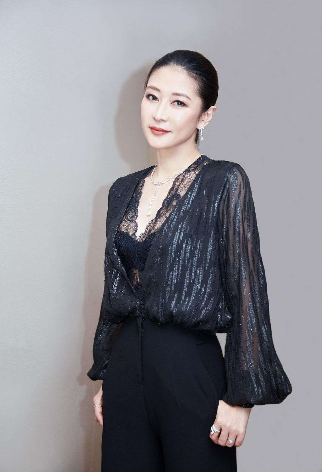 淘鱼时尚 梁静真有自信，裹块“浴巾”就敢走红毯，搭配小黑裤还挺好看的