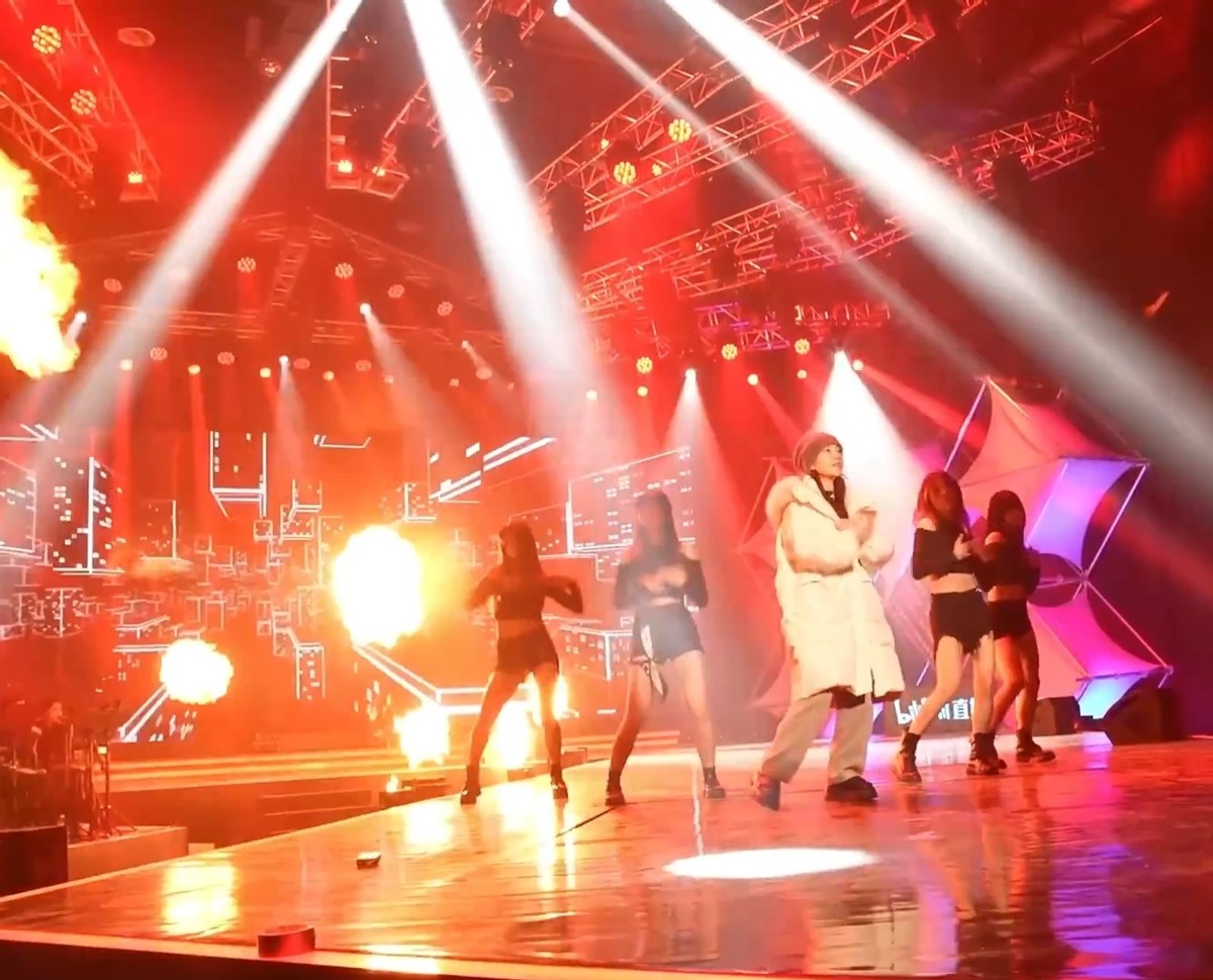 冯提莫|冯提莫生日会现场玩火？彩排视频曝光，现场特效太惊艳了