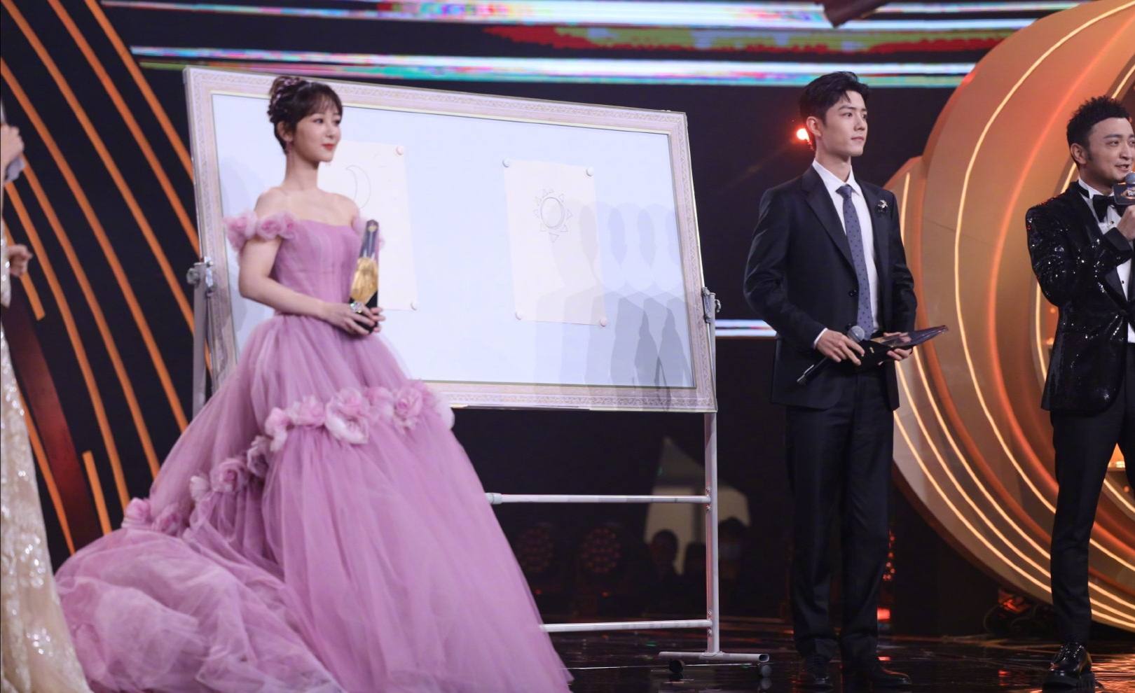 宁毅|余生CP合体堪比婚礼现场！肖战全程保护杨紫裙尾，杨紫回眸甜笑