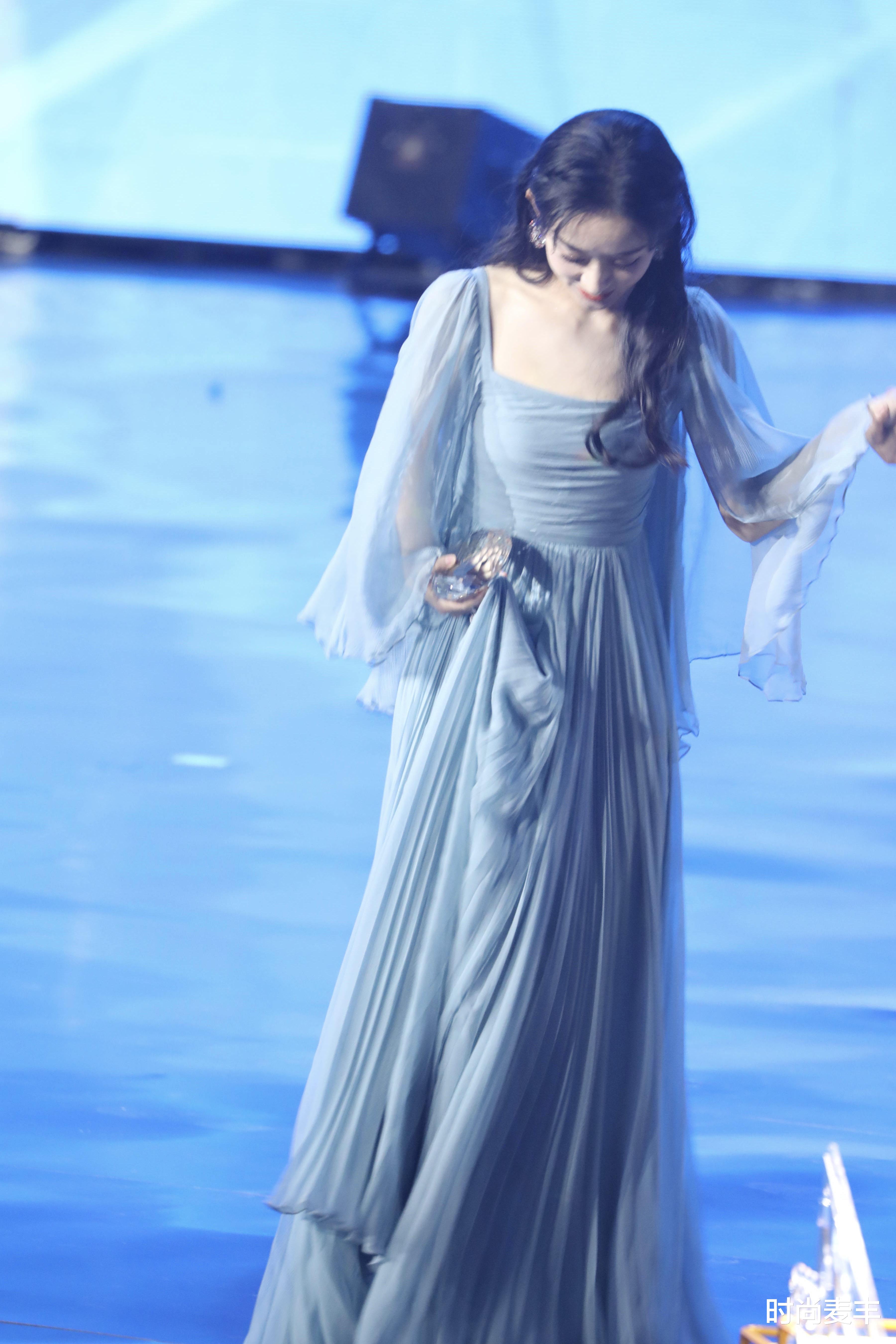 赵丽颖|赵丽颖离婚后首次露面，浅蓝色套装配黑色中筒袜，生图状态胜美颜