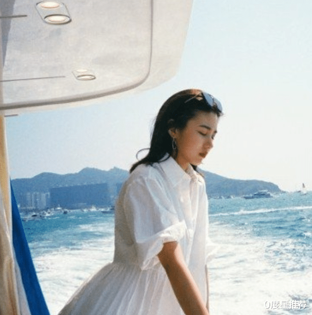0度星推荐|汪峰大女儿近照公开，16岁小苹果日渐早熟，爱上性感打扮惹夸赞