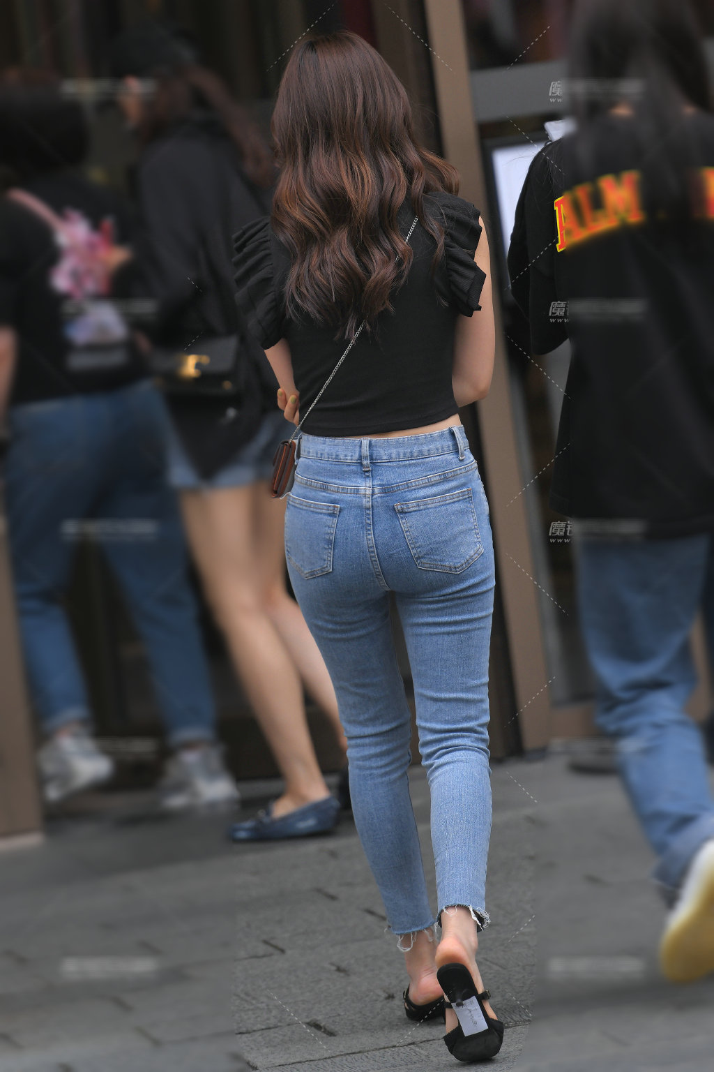 我亦飘零 吊带裙搭配高跟鞋,自然展现出女性最迷人的自信,兼具优雅与舒适