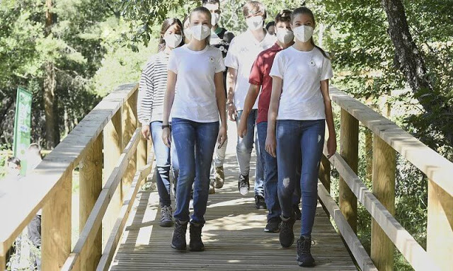 全球时尚风行|西班牙索菲亚公主比姐姐敢穿！同穿T恤牛仔裤，妹妹破洞裤抢镜啦