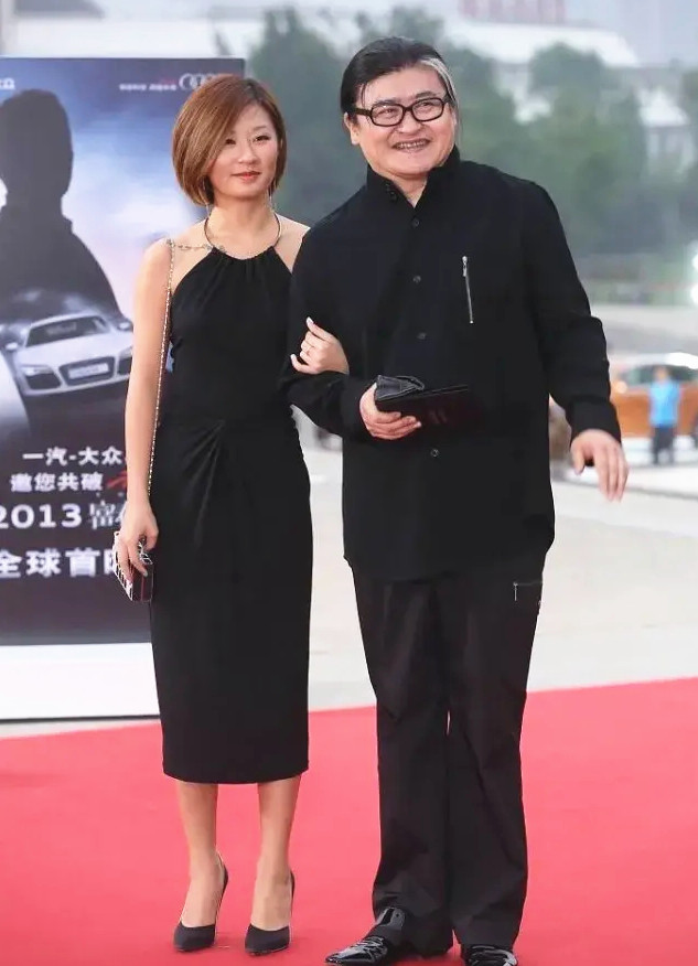 全球时尚号|刘欢29岁的女儿亮相，穿挂脖裙身材好骨感，梦想是导演，颜值像妈