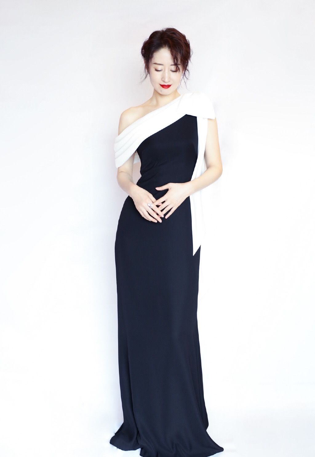 潮帮先生 刘敏涛还是淡雅点耐看,穿星空透视裙配浓妆,太艳丽反而有些显老