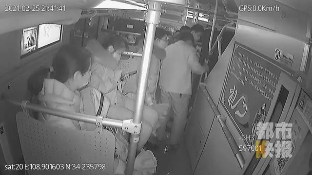 生活报 西安一女子两次晕倒，监控记录瞬间！他们紧急出手