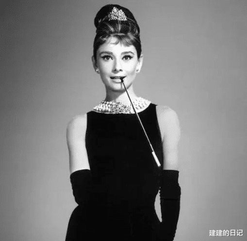 姚晨|再看2021年红毯翻车的15位女星，有人胸口套着“百叶窗”就出来了