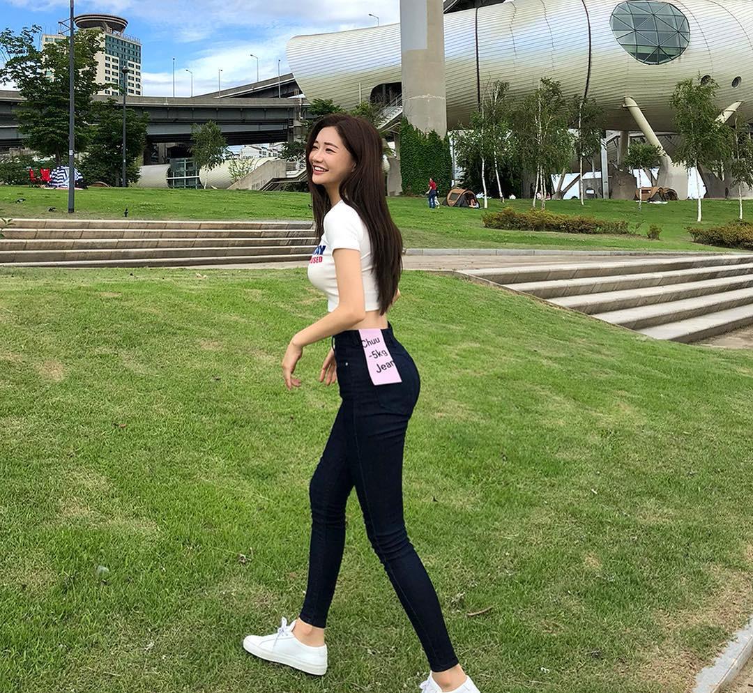 一个爱穿搭的小马甲|穿露脐T恤何必总配短裙，搭配裤装也能美到冒泡，吸睛还撩人