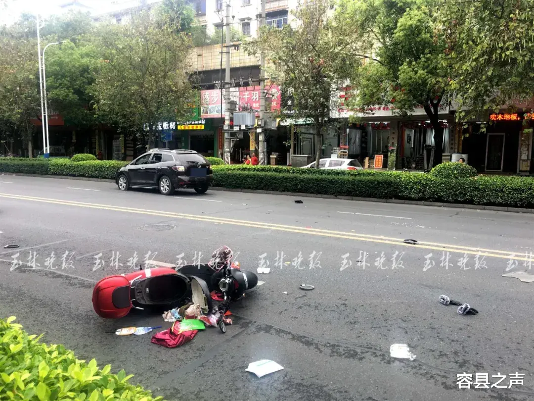 容县之声 怎么发生的？广西一辆SUV撞飞电动车，女骑手送医！