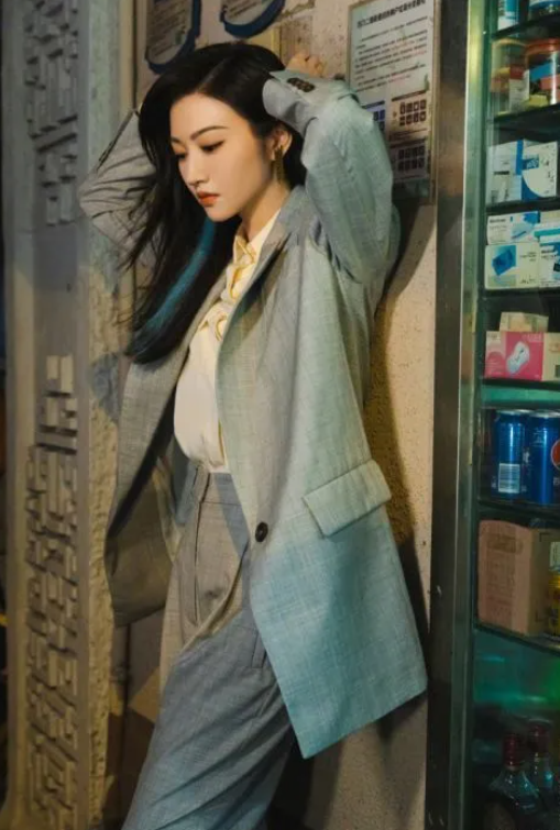 景甜|景甜晒出上海街头氛围感大片，烟灰色西装好复古，转身回眸太迷人