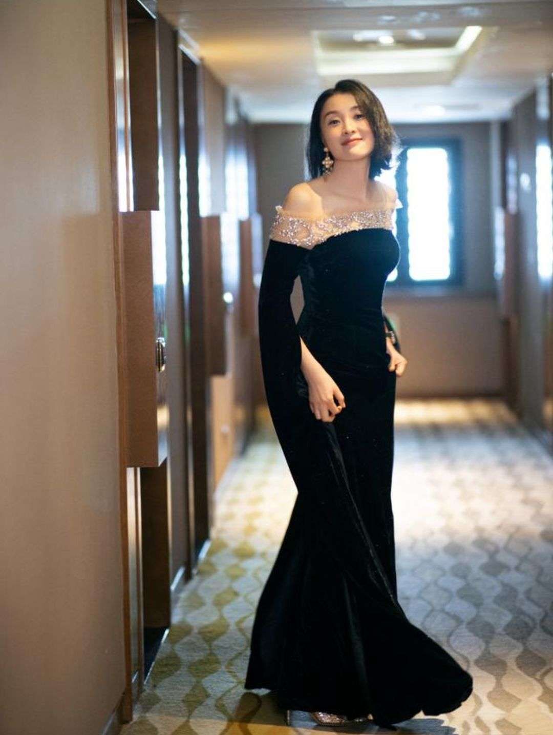 潮帮先生 吴越认真打扮好惊艳，穿一身丝绒长裙优雅贵气，真正的高级气质美